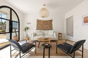 een woonkamer met een bank, stoelen en een tafel bij Yoga Room, Award Winner, Hot Tub, 25 Acres in Joshua Tree