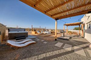 een overdekte patio met een pooltafel en een grill bij Yoga Room, Award Winner, Hot Tub, 25 Acres in Joshua Tree