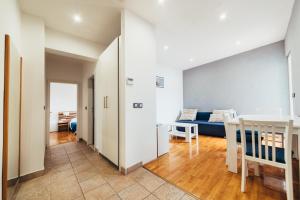 een woonkamer met een bank en een tafel bij Apartments Vala in Vela Luka