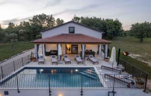 dom z basenem przed domem w obiekcie Holiday home in Buje - Buje Region 43026 w mieście Buje
