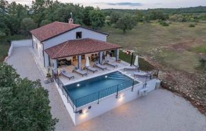 nad głową domu z basenem w obiekcie Holiday home in Buje - Buje Region 43026 w mieście Buje