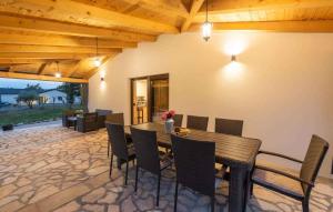 jadalnia ze stołem i krzesłami w obiekcie Holiday home in Buje - Buje Region 43026 w mieście Buje