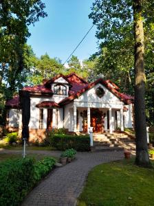Biały dom z czerwonym dachem w obiekcie Willa Wiekowa Sosna w mieście Zalesie Górne