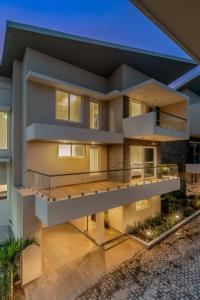 una vista aérea de una casa por la noche en Rainforest Woods, Assagao, Goa - Luxury 4 BHK Private Rooftop Pool en Assagao