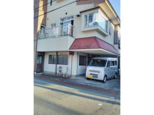 een wit busje geparkeerd voor een gebouw bij Corp Temma - Vacation STAY 08144v in Takayama