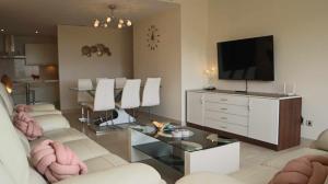 Televízia a/alebo spoločenská miestnosť v ubytovaní Marbella Resort, Samara By Houselogy