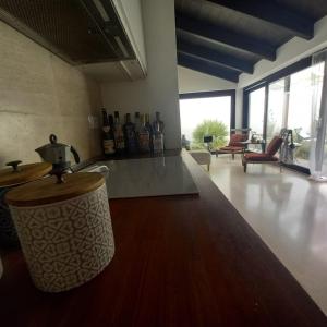 een woonkamer met een tafel en een aantal flessen wijn bij sa ribera in Càbras