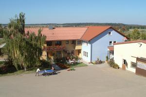 eine Luftansicht auf ein Haus und einen Innenhof in der Unterkunft Ferienwohnung Taubertal Ferienhof Arold in Creglingen