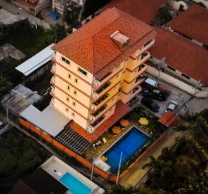 una vista aérea de un edificio con piscina en Sky Villa Hua Hin Guesthouse - Adults-Only en Hua Hin