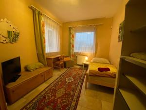 Ένα ή περισσότερα κρεβάτια σε δωμάτιο στο Hermina apartmanház