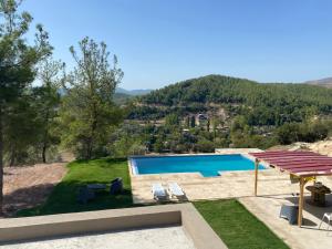 Bazén v ubytování Lovely Stonehouse with Pool and Backyard in Izmir nebo v jeho okolí