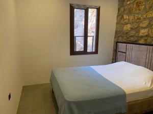 Postel nebo postele na pokoji v ubytování Lovely Stonehouse with Pool and Backyard in Izmir