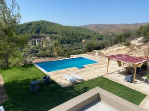 Výhled na bazén z ubytování Lovely Stonehouse with Pool and Backyard in Izmir nebo okolí