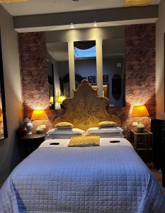 Postel nebo postele na pokoji v ubytování LU Suites