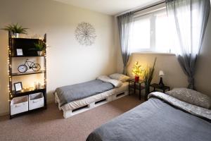 ein Schlafzimmer mit zwei Betten und einem Fenster in der Unterkunft Baltamiškio slėnis in Baltamiškis