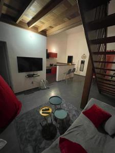 un soggiorno con divano e TV a schermo piatto di Appartement zen Rémire a Rémire-Camp