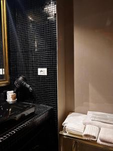 LU Suites في تورينو: حمام مع حوض ودش مع مناشف