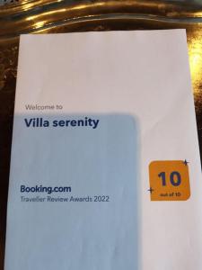 吉秘的住宿－Villa serenity，上面有数字的白色标志