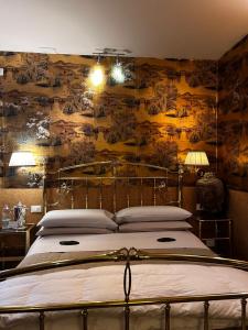 LU Suites في تورينو: غرفة نوم بسرير مع جدار خشبي