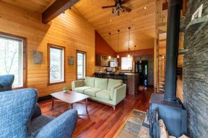 a living room with a couch and a fireplace at The Qu INN - Cozy Cabin in Parson