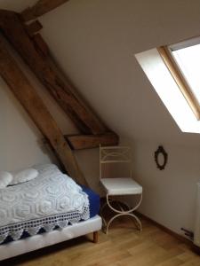 1 dormitorio con cama y ventana en Marguerite's Ferme rustique, en Saint-Germain-du-Bois