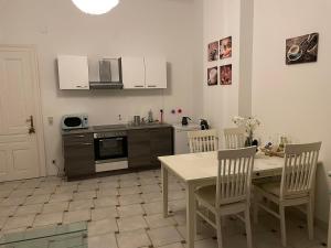 - une cuisine avec une table, des chaises, une table et une cuisinière dans l'établissement Villa Reder, à Bad Sauerbrunn