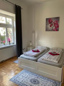 una camera con due letti con tovaglioli rossi sopra di Villa Reder a Bad Sauerbrunn