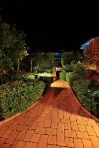 Kebun di luar Apartments Meri