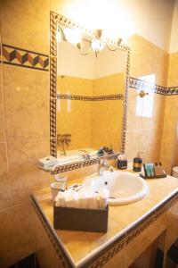 een badkamer met een wastafel en een spiegel bij Soffitta House Sofi! in Florina
