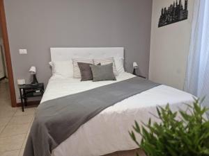 1 dormitorio con 1 cama blanca grande y 2 almohadas en Laura Four, en Messina