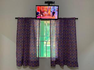Televízia a/alebo spoločenská miestnosť v ubytovaní Casa p/ temporada em Peruíbe