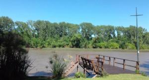 eine Bank auf einem Dock neben einem Gewässer in der Unterkunft La Caleta in Tigre