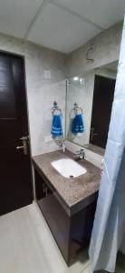 ein Badezimmer mit Waschbecken und Spiegel in der Unterkunft Short Stays in Fully Furnished Service Apartment in Noida + 36 Fotos