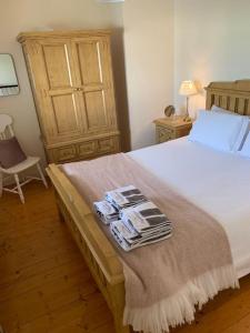 Un dormitorio con una cama con una manta. en Home On The Edge Of Ireland! en Belmullet