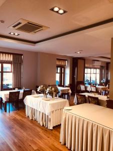 un ristorante con tavoli e sedie con tovaglia bianca di Hotel Bristol a Mostar