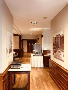 un salon avec une table et une chambre avec une table dans l'établissement Hotel Bristol, à Mostar