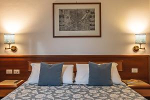 Postel nebo postele na pokoji v ubytování Hotel Bonifacio