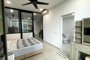 sypialnia z dużym łóżkiem i łazienką w obiekcie Nice & Comfy Studio in Greenfield Regency w mieście Johor Bahru