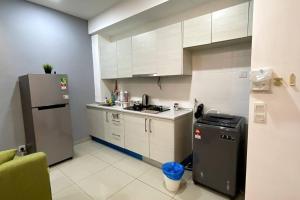 małą kuchnię z lodówką i zlewem w obiekcie Nice & Comfy Studio in Greenfield Regency w mieście Johor Bahru