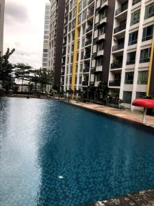duży basen przed dużym budynkiem w obiekcie Nice & Comfy Studio in Greenfield Regency w mieście Johor Bahru