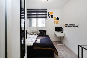 niewielka sypialnia z łóżkiem i biurkiem w obiekcie SweetMoulinHome 5 km from Paris w mieście Le Plessis-Robinson