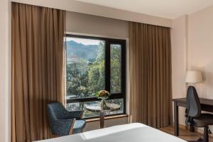 Pemandangan gunung umum atau pemandangan gunung yang diambil dari hotel