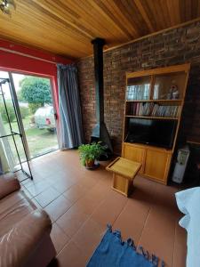uma sala de estar com um sofá e uma televisão de ecrã plano em Lion Rock View Guesthouse em Maseru