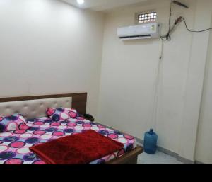 um quarto com uma cama e ar condicionado em Anant Royal em Govardhan