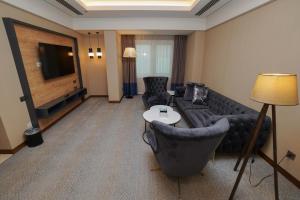 TV a/nebo společenská místnost v ubytování The Grand Lux Hotel