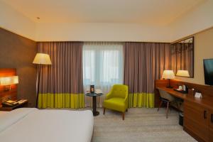 Postel nebo postele na pokoji v ubytování The Grand Lux Hotel