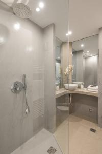 テッサロニキにあるAce Location | Luxury Buildingのバスルーム(シャワー、シンク付)