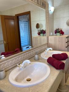 布拉伊塔斯的住宿－Villa Ingrid. Piscina exterior.，一间带两个盥洗盆和大镜子的浴室