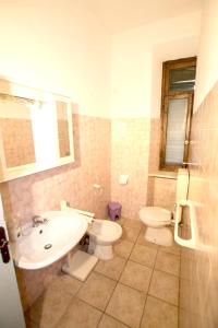 La salle de bains est pourvue d'un lavabo et de toilettes. dans l'établissement 2 bedrooms apartement with shared pool and wifi at Massa Marittima, à Massa Marittima
