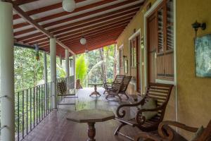 Un balcon sau o terasă la Kuru Ganga Villa
